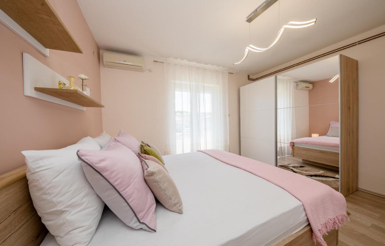 Apartments Luka Раб Экстерьер фото